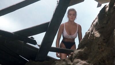 Erika Eleniak – Chasers (1994)