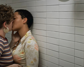 Jacqueline Toboni, Sophia Bush, Kenzie Elizabeth, Kiersey Clemons - Easy s03e03 (2019)