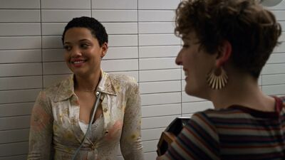 Jacqueline Toboni, Sophia Bush, Kenzie Elizabeth, Kiersey Clemons - Easy s03e03 (2019)