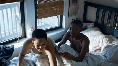 Jacqueline Toboni, Sophia Bush, Kenzie Elizabeth, Kiersey Clemons - Easy s03e03 (2019)