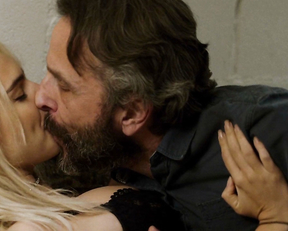 Emily Ratajkowski – Easy s01e05 (2016)