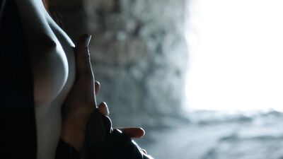Carice van Houten, Josephine Gillan – Game of Thrones s05e04 (2015)