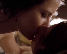 Maria Valverde, Eva Green – Cracks (2009)