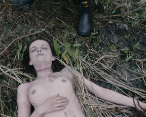 Jennifer Ehle, Reyna de Courcy,  Heather Graham, etc - Wetlands (2017)