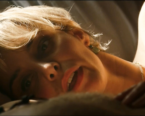 Elisa Visari, Elena Cucci, Carolina Crescentini - A casa tutti bene (2018)