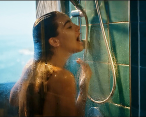 Elisa Visari, Elena Cucci, Carolina Crescentini - A casa tutti bene (2018)