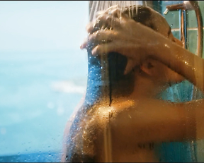 Elisa Visari, Elena Cucci, Carolina Crescentini - A casa tutti bene (2018)