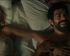 Elisa Visari, Elena Cucci, Carolina Crescentini - A casa tutti bene (2018)