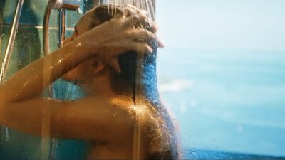 Elisa Visari, Elena Cucci, Carolina Crescentini - A casa tutti bene (2018)