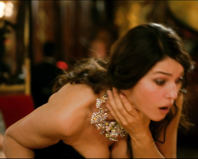 Monica Bellucci – Des gens qui s’embrassent (2013)