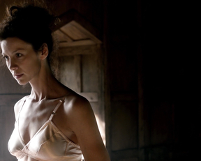 Laura Donnelly, Caitriona Balfe – Outlander s01e02 (2014)