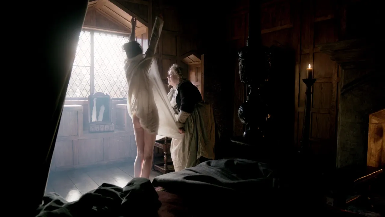 Laura Donnelly, Caitriona Balfe – Outlander s01e02 (2014) : MoviesSexScenes