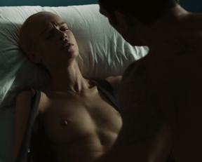 Kasia Smutniak, Carolina Crescentini – Allacciate le cinture (2014)