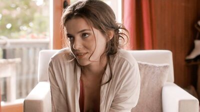Roxane Mesquida tits - Nos futurs (2015)