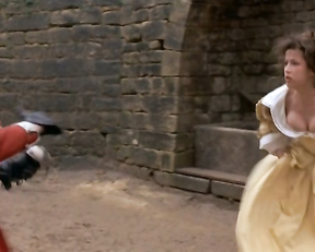 Sophie Marceau topless – La fille de d’Artagnan (1994)