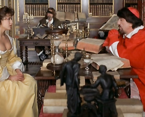 Sophie Marceau topless – La fille de d’Artagnan (1994)