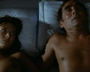 Sophie Marceau butt – Descente aux enfers (1986)