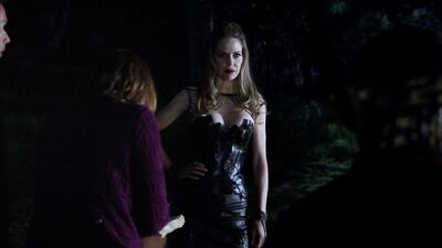 Kristin Bauer sexy – True Blood s04 (2011)