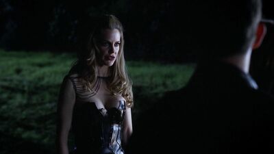 Kristin Bauer sexy – True Blood s04 (2011)