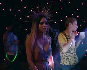 Melissa Barrera, Mishel Prada, Roberta Colindrezs - Vida s02e08 (2019)