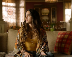 Melissa Barrera, Mishel Prada - Vida s02e04 (2019)