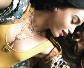 Melissa Barrera, Mishel Prada - Vida s02e04 (2019)