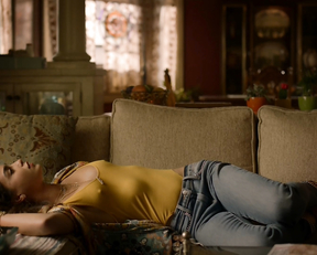 Melissa Barrera, Mishel Prada - Vida s02e04 (2019)