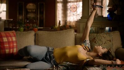 Melissa Barrera, Mishel Prada - Vida s02e04 (2019)