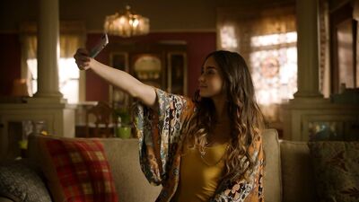 Melissa Barrera, Mishel Prada - Vida s02e04 (2019)