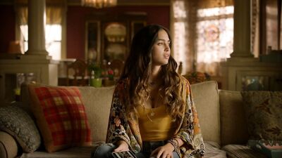 Melissa Barrera, Mishel Prada - Vida s02e04 (2019)