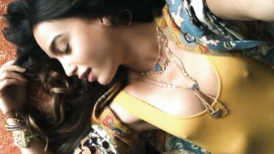 Melissa Barrera, Mishel Prada - Vida s02e04 (2019)