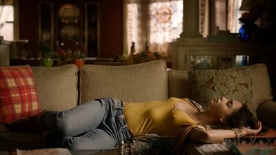 Melissa Barrera, Mishel Prada - Vida s02e04 (2019)