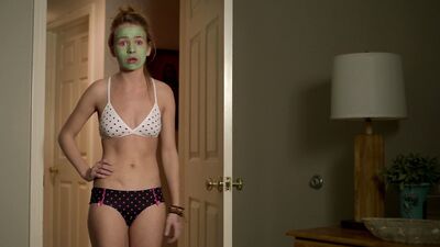 Britt Robertson, Gia Mantegna – Ask Me Anything (2014)