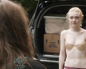 Elizabeth Olsen, Dakota Fanning – Very Good Girls (2013)