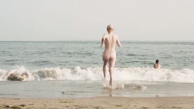 Elizabeth Olsen, Dakota Fanning – Very Good Girls (2013)