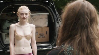 Elizabeth Olsen, Dakota Fanning – Very Good Girls (2013)