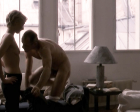 Julie Gayet, Nathalie Richard, Chloe Mons, Marie Saint-Dizier – La confusion des genres (2000)