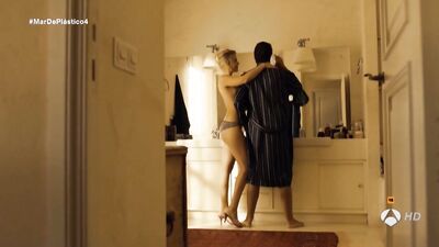 Lisi Linder nude in Mar de plastico s01e04 (2015)