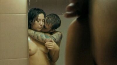 Marie Denarnaud, Laura Smet – Les corps impatients (2003)