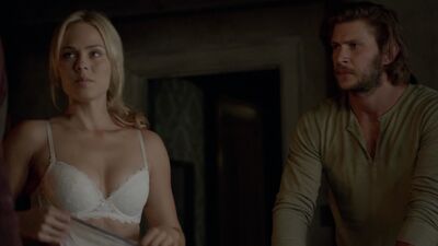 Laura Vandervoort – Bitten s01e09 (2014)