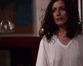 Lisa Edelstein, Alanna Ubach – Girlfriends Guide to Divorce s01e09 (2015)
