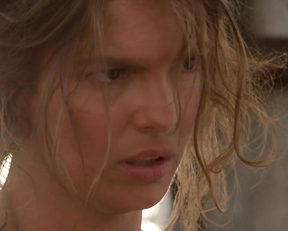 Jeanne Tripplehorn – Waterworld (1995)