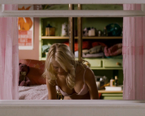 Pamela Anderson, Sara Paxton – Superhero Movie (2008)