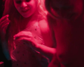 Morgan Saylor, Annabelle Dexter-Jones, India Menuez – White Girl (2016)