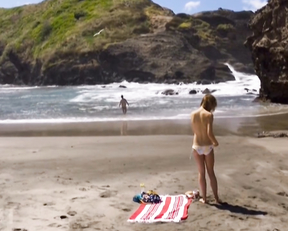 Emma Leonard – 800 Words s01e01 (2015)