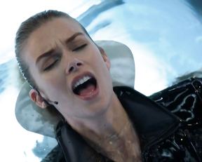 Emma Ishta – Stitchers s02e04-05 (2016)