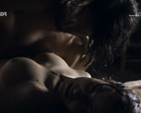 Marimar Vega – Sitiados s01e05-06 (2015)