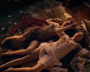 Lucy Lawless, Jaime Murray – Spartacus. Gods of the Arena s01e01 (2011)