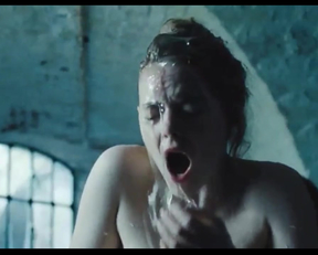 Emma Stone Nude - The Favourite