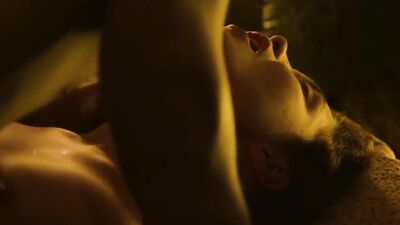 Florence Pugh nude - Outlaw King